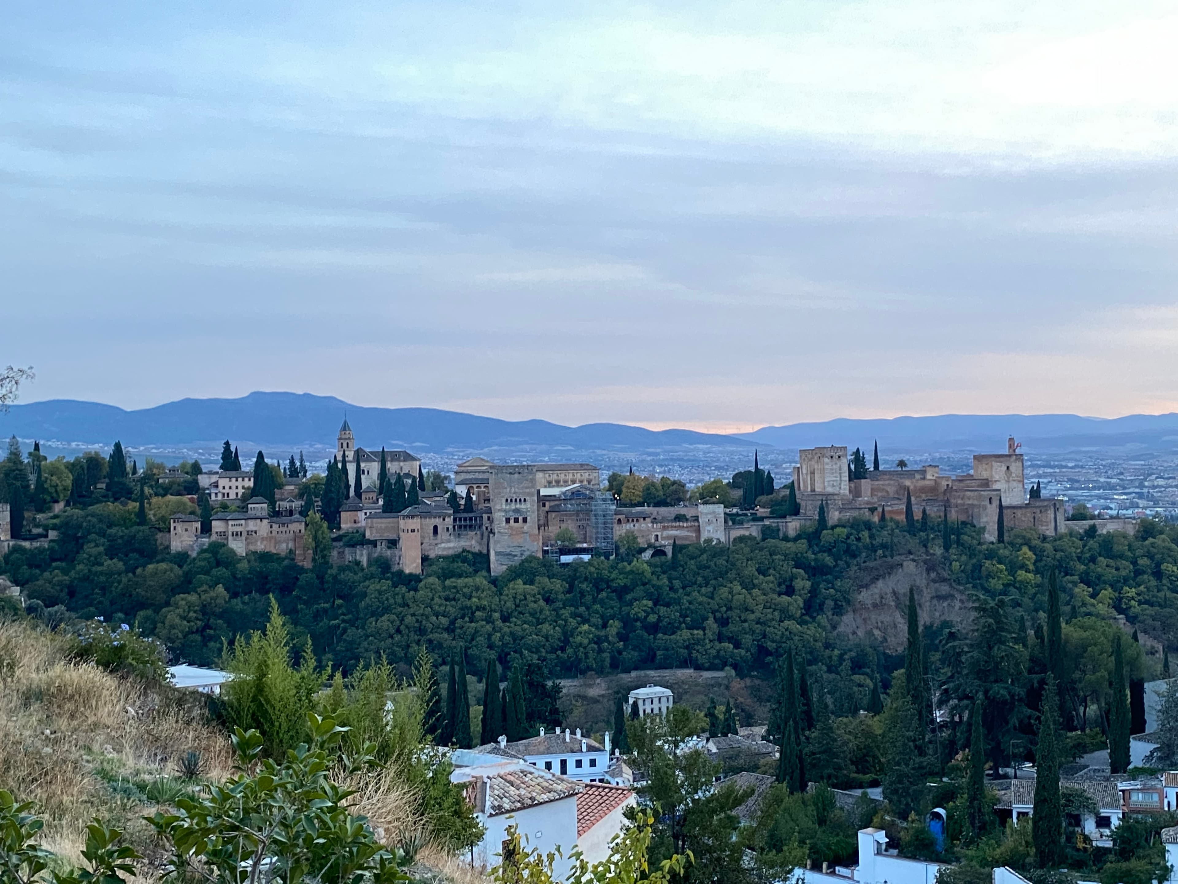 Vista de la Alhambra de Granada al atardecer