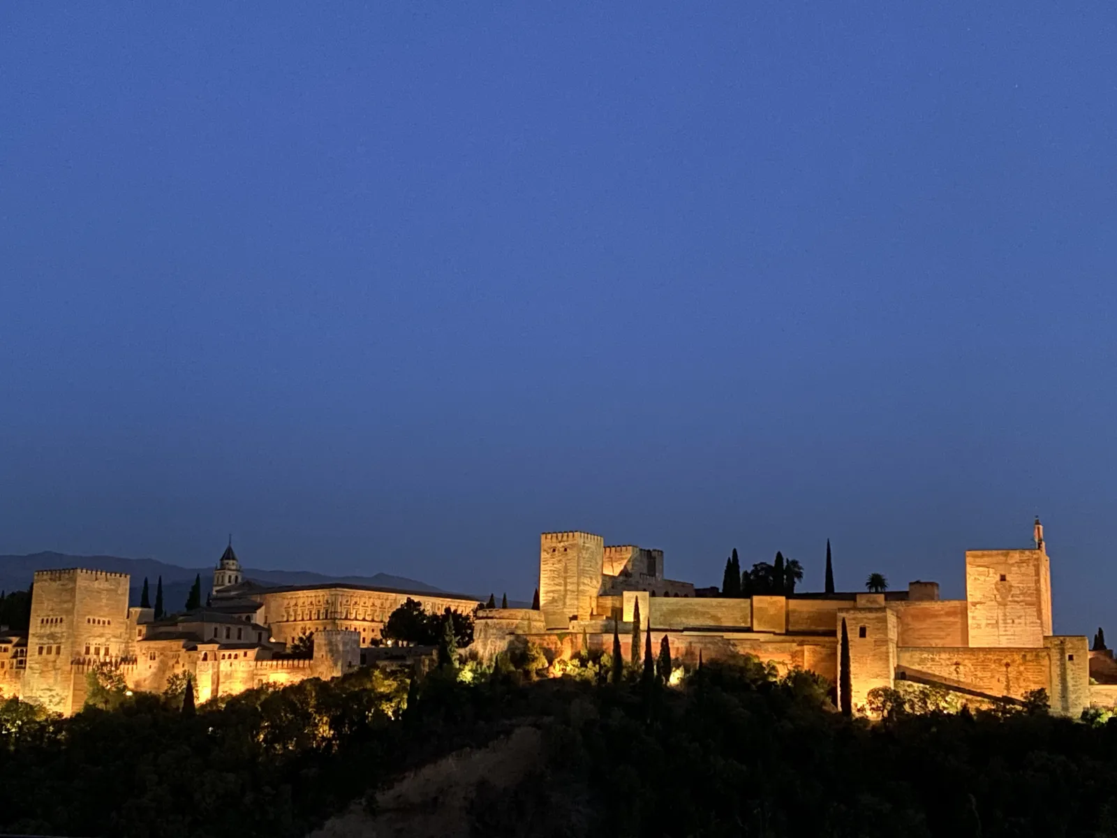 La Alhambra iluminada de noche