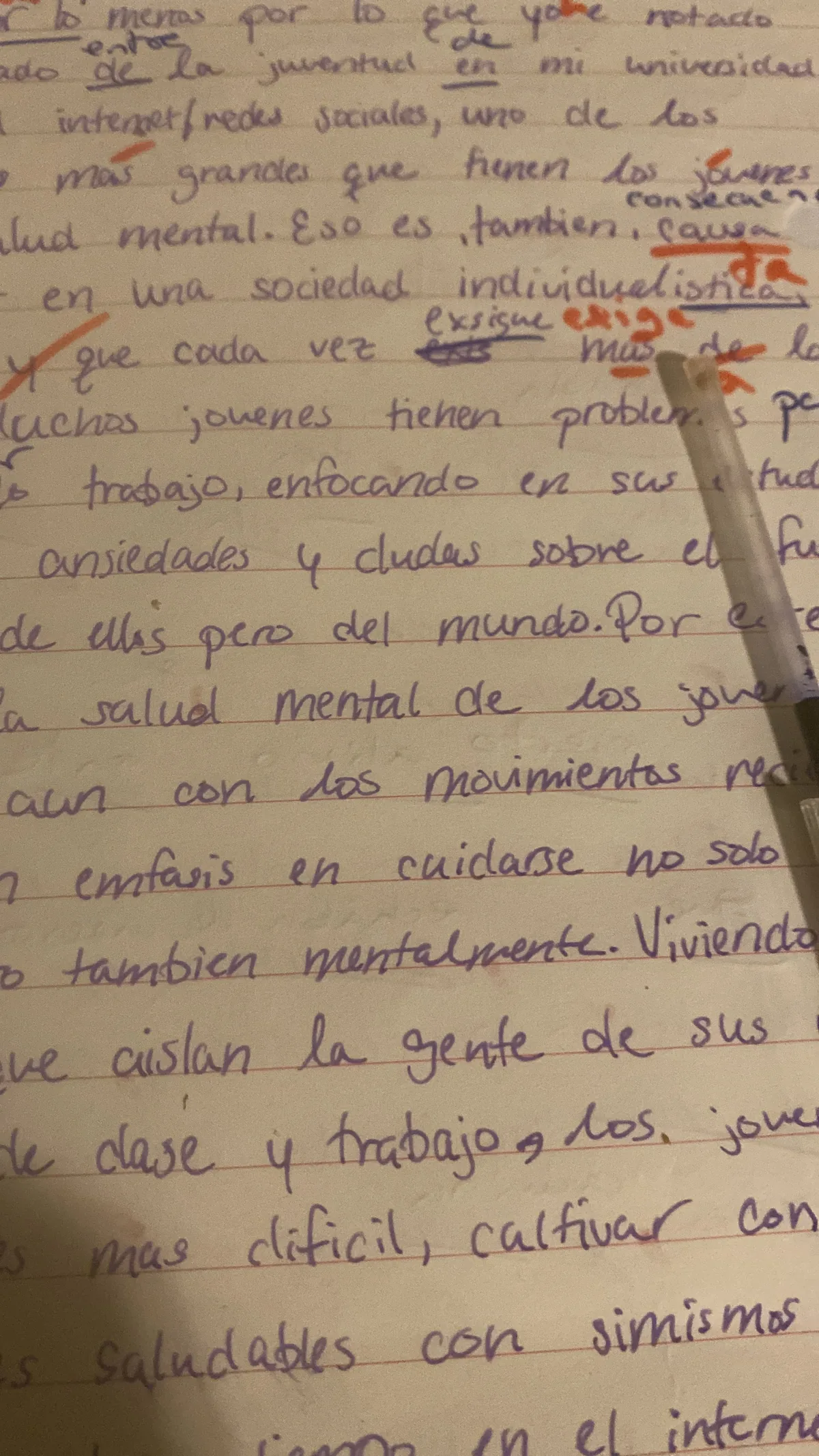 Un texto de estudiante corregido a mano, con anotaciones en rojo sobre gramática y léxico
